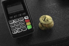 Куча монеток Bitcoin золота и стержня POS Cryptocurrency Bitcoins Электронная коммерция, дело, концепция финансов, креня стоковое изображение Куча монеток Bitcoin золота и стержня POS Cryptocurrency Bitcoins Электронная коммерция, дело, концепция финансов, креня стоковое изображение