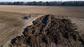 Куча позема на поле Работа на местах весны Авиационная съемка стоковые фотографии rf Куча позема на поле Работа на местах весны Авиационная съемка стоковые фотографии rf