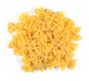 Куча сырого итальянского farfalle макаронных изделий на белизне Стоковое Фото Куча сырого итальянского farfalle макаронных изделий на белизне Стоковое Фото