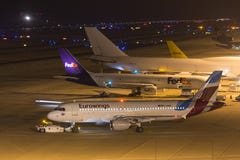 Кёльн, северная Рейн-Вестфалия/Германия - 26 11 18: aiplane eurowings на кёльне Бонне Германии аэропорта вечером стоковое изображение Кёльн, северная Рейн-Вестфалия/Германия - 26 11 18: aiplane eurowings на кёльне Бонне Германии аэропорта вечером стоковое изображение