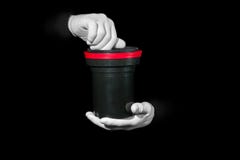 Лаборатория, руки в белых перчатках держит черноту и фильм, darkroom, developmen Стоковое фото RF Лаборатория, руки в белых перчатках держит черноту и фильм, darkroom, developmen Стоковое фото RF