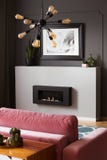 Лампа над розовым settee в сером современном интерьере живущей комнаты с плакатом над камином стоковые фото Лампа над розовым settee в сером современном интерьере живущей комнаты с плакатом над камином стоковые фото