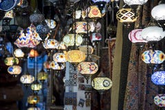 Лампы ремесленника вися от арабского souk Гранады стоковые изображения rf Лампы ремесленника вися от арабского souk Гранады стоковые изображения rf