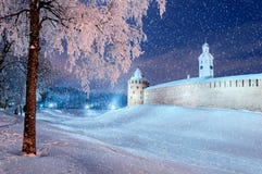 Ландшафт зимы - Новгород Кремль в ноче зимы под снежностями в Veliky Новгороде, России стоковое изображение rf Ландшафт зимы - Новгород Кремль в ноче зимы под снежностями в Veliky Новгороде, России стоковое изображение rf