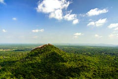 Ландшафт с горой Pidurangala от вершины утеса Sigiriya, Шри-Ланки стоковые фото Ландшафт с горой Pidurangala от вершины утеса Sigiriya, Шри-Ланки стоковые фото