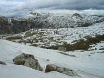 Ландшафт Snowy с vulcano как пики в Puez - национальном парке в доломитах, Италии Geisler - Odle стоковая фотография Ландшафт Snowy с vulcano как пики в Puez - национальном парке в доломитах, Италии Geisler - Odle стоковая фотография