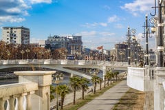 Ландшафт города от центра скопья, с одним из символических новых мостов над рекой Vardar македония стоковое фото Ландшафт города от центра скопья, с одним из символических новых мостов над рекой Vardar македония стоковое фото