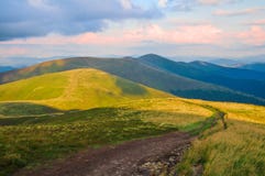 Ландшафт горы лета с дорогой и тенью облаков стоковые изображения rf Ландшафт горы лета с дорогой и тенью облаков стоковые изображения rf