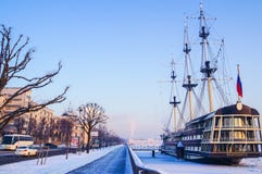 Ландшафт зимы на морозный день В зиме Санкт-Петербурге, люди идут на крепость Старый фонарик на fortres Petropavlovskaya стоковое фото rf Ландшафт зимы на морозный день В зиме Санкт-Петербурге, люди идут на крепость Старый фонарик на fortres Petropavlovskaya стоковое фото rf