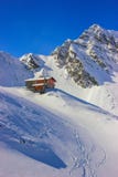 Ландшафт зимы с кабиной на озере Balea и горах Fagaras стоковые изображения Ландшафт зимы с кабиной на озере Balea и горах Fagaras стоковые изображения