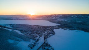 Ландшафт зимы, снежные горы Ural в пасмурном дне, Россия стоковое изображение Ландшафт зимы, снежные горы Ural в пасмурном дне, Россия стоковое изображение