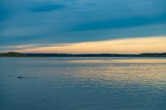 Ландшафт лета на банках Green River на заходе солнца, России стоковая фотография Ландшафт лета на банках Green River на заходе солнца, России стоковая фотография