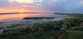 Ландшафт лета на банках озера на заходе солнца стоковые фото Ландшафт лета на банках озера на заходе солнца стоковые фото