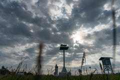 Ландшафт метеорологического сада в утре когда кумулюс неба полностью серые и облака цирруса с красивым лучем света стоковое изображение rf Ландшафт метеорологического сада в утре когда кумулюс неба полностью серые и облака цирруса с красивым лучем света стоковое изображение rf