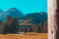 Ландшафт осени, деревья на предпосылке гор, гор, природы стоковая фотография Ландшафт осени, деревья на предпосылке гор, гор, природы стоковая фотография