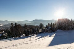 Ландшафт панорамы зимы с лесом, деревьями покрыл снег и восход солнца winterly утро нового дня Ландшафт зимы с заходом солнца стоковое изображение rf Ландшафт панорамы зимы с лесом, деревьями покрыл снег и восход солнца winterly утро нового дня Ландшафт зимы с заходом солнца стоковое изображение rf