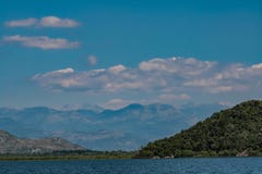 Ландшафт с горами на skadar озере в Черногории стоковые фото Ландшафт с горами на skadar озере в Черногории стоковые фото