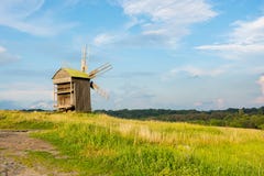 Ландшафт с старой сельской ветрянкой в сельской местности Стоковое Изображение Ландшафт с старой сельской ветрянкой в сельской местности Стоковое Изображение