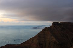 Ландшафт скал Mirador del RÃo и архипелага Chinijo в предпосылке стоковые изображения Ландшафт скал Mirador del RÃo и архипелага Chinijo в предпосылке стоковые изображения