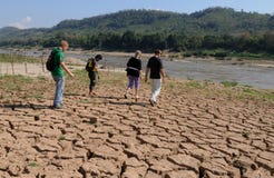 Лаос: Гости круиза идут над сухой землей на Меконге около Luang Brabang стоковое изображение Лаос: Гости круиза идут над сухой землей на Меконге около Luang Brabang стоковое изображение