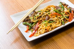 Лапши Udon с говядиной в азиатском ресторане Стоковое Фото Лапши Udon с говядиной в азиатском ресторане Стоковое Фото