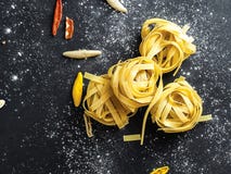 Лапши макаронных изделий Fettuccine украшенные с частями болгарского перца и зябкой муки перца и белых стоковое изображение rf Лапши макаронных изделий Fettuccine украшенные с частями болгарского перца и зябкой муки перца и белых стоковое изображение rf