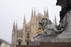 Лев мрамора на Duomo, городской площади в Милане, Ломбардии r стоковые изображения Лев мрамора на Duomo, городской площади в Милане, Ломбардии r стоковые изображения