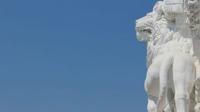 Лев скульптуры и искусства одного белый с предпосылками голубого неба стоковая фотография rf Лев скульптуры и искусства одного белый с предпосылками голубого неба стоковая фотография rf