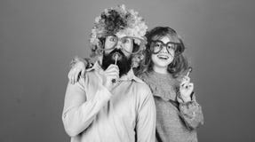 Легкие простые способы родитель потехи шаловливый Парик носки отца и девушки человека бородатый красочный пока съешьте конфету ле стоковые изображения Легкие простые способы родитель потехи шаловливый Парик носки отца и девушки человека бородатый красочный пока съешьте конфету ле стоковые изображения