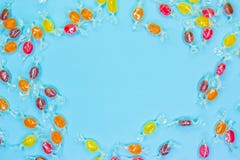 Леденцы на палочке картины, конфета на красочной белой предпосылке рамки, положении взгляда сверху плоском стоковое изображение Леденцы на палочке картины, конфета на красочной белой предпосылке рамки, положении взгляда сверху плоском стоковое изображение