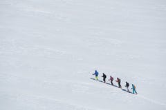 Ледник группы людей исследуя или снежная земля идя с snowshoes Держатель массива Монблана Европы Альпов Зима стоковое фото rf Ледник группы людей исследуя или снежная земля идя с snowshoes Держатель массива Монблана Европы Альпов Зима стоковое фото rf
