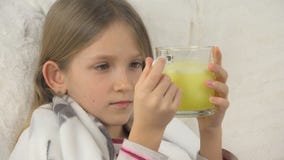 Лекарства больной стороны ребенка выпивая, грустная больная девушка, портрет ребенк с Medicament, софой стоковое фото Лекарства больной стороны ребенка выпивая, грустная больная девушка, портрет ребенк с Medicament, софой стоковое фото
