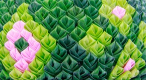 Лепестки Krathong сделали из зеленых листьев банана украшенных с тайскими мотивами стоковые изображения rf Лепестки Krathong сделали из зеленых листьев банана украшенных с тайскими мотивами стоковые изображения rf