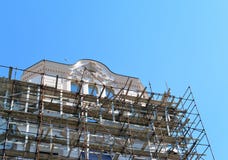 Леса вокруг здания восстанавливая фасад стоковые фотографии rf Леса вокруг здания восстанавливая фасад стоковые фотографии rf