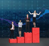 Лестницы как огромная красная диаграмма в виде вертикальных полос Бизнесмены стоят на каждом шаге как концепция ряда проблем или стоковые фото Лестницы как огромная красная диаграмма в виде вертикальных полос Бизнесмены стоят на каждом шаге как концепция ряда проблем или стоковые фото