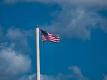 Летание государственного флага США в ветре стоковые фото Летание государственного флага США в ветре стоковые фото