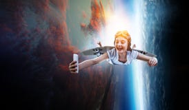 Летание девушки с добившийся успеха своими силами плоским крылом r стоковое фото Летание девушки с добившийся успеха своими силами плоским крылом r стоковое фото