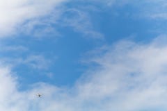 Летание трутня в голубом небе стоковое фото rf Летание трутня в голубом небе стоковое фото rf
