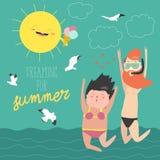 Летние каникулы потехи Пары молодые люди, человека и женщины скачут на предпосылку моря Стоковое фото RF Летние каникулы потехи Пары молодые люди, человека и женщины скачут на предпосылку моря Стоковое фото RF