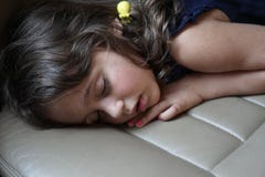 3-4 - летняя девушка спит в заднем сидении автомобиля стоковая фотография rf 3-4 - летняя девушка спит в заднем сидении автомобиля стоковая фотография rf