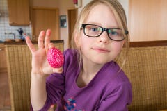 7 - летняя девушка усмехается и держится пасхальное яйцо в камеру стоковое фото 7 - летняя девушка усмехается и держится пасхальное яйцо в камеру стоковое фото