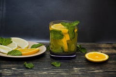 Лето, освежая оранжевый напиток с мятой и оранжевые куски r r стоковое фото Лето, освежая оранжевый напиток с мятой и оранжевые куски r r стоковое фото
