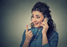 Лжец работы с клиентом с длинным носом Женщина говоря на мобильном телефоне говоря лож стоковые фотографии rf Лжец работы с клиентом с длинным носом Женщина говоря на мобильном телефоне говоря лож стоковые фотографии rf