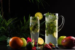 Лимонад Mojito в кувшине и стекле и плодах стоковое фото Лимонад Mojito в кувшине и стекле и плодах стоковое фото