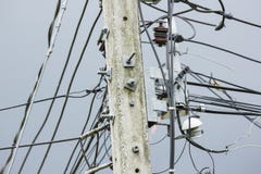 Линия Eletricity крупного плана и столб электричества Стоковое Изображение RF Линия Eletricity крупного плана и столб электричества Стоковое Изображение RF