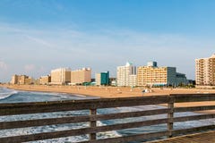 Линия Oceanfront гостиниц Virginia Beach как увидено от пристани рыбной ловли Стоковое Фото Линия Oceanfront гостиниц Virginia Beach как увидено от пристани рыбной ловли Стоковое Фото