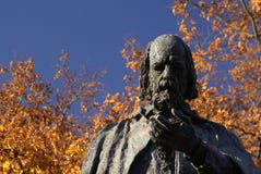 Линкольн, Великобритания, 6-ое ноября, мемориал Tennyson и статуя в землях собора Линкольна стоковое фото rf Линкольн, Великобритания, 6-ое ноября, мемориал Tennyson и статуя в землях собора Линкольна стоковое фото rf