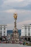 ЛИНЦ, АВСТРИЯ - 2-ОЕ АВГУСТА 2018: Столбец троицы ренессанса в Линце в квадрате Hauptplatz - изображении стоковое изображение ЛИНЦ, АВСТРИЯ - 2-ОЕ АВГУСТА 2018: Столбец троицы ренессанса в Линце в квадрате Hauptplatz - изображении стоковое изображение