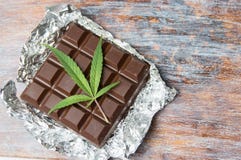 Листья марихуаны na górze шоколада стоковые фото Листья марихуаны na górze шоколада стоковые фото
