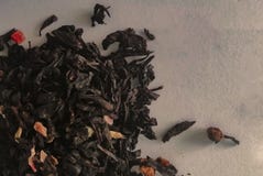 Листья черного чая на белой предпосылке стоковое изображение Листья черного чая на белой предпосылке стоковое изображение
